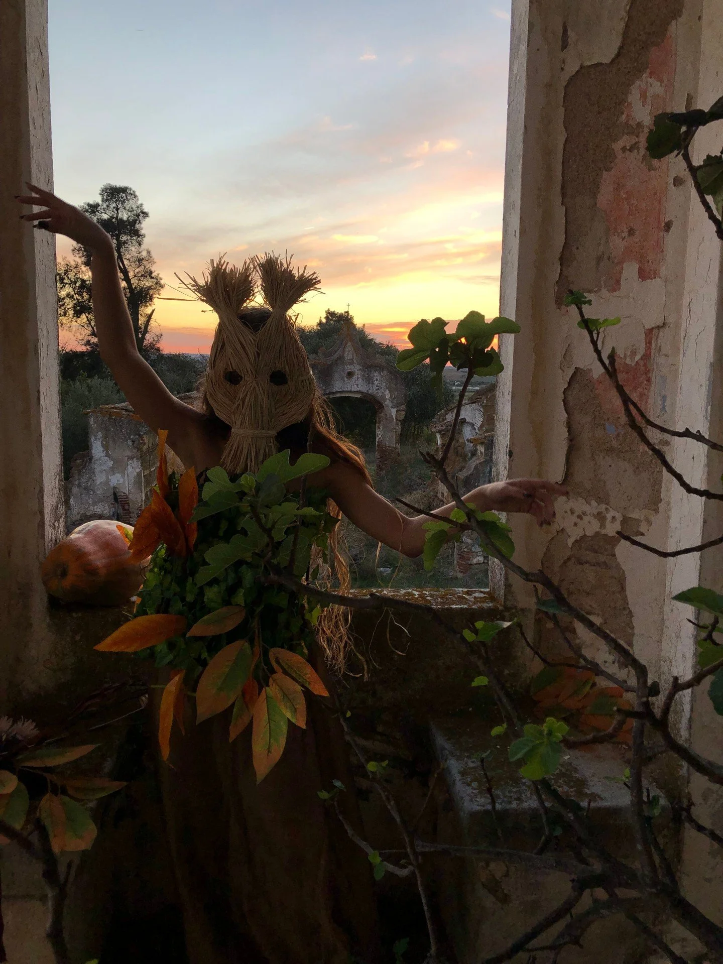 Raffia Masks for Photos, Videos, Halloween, Masquerades, Parades, and Special Events
#halloween #scarecrowmask #crookedcrowmasks