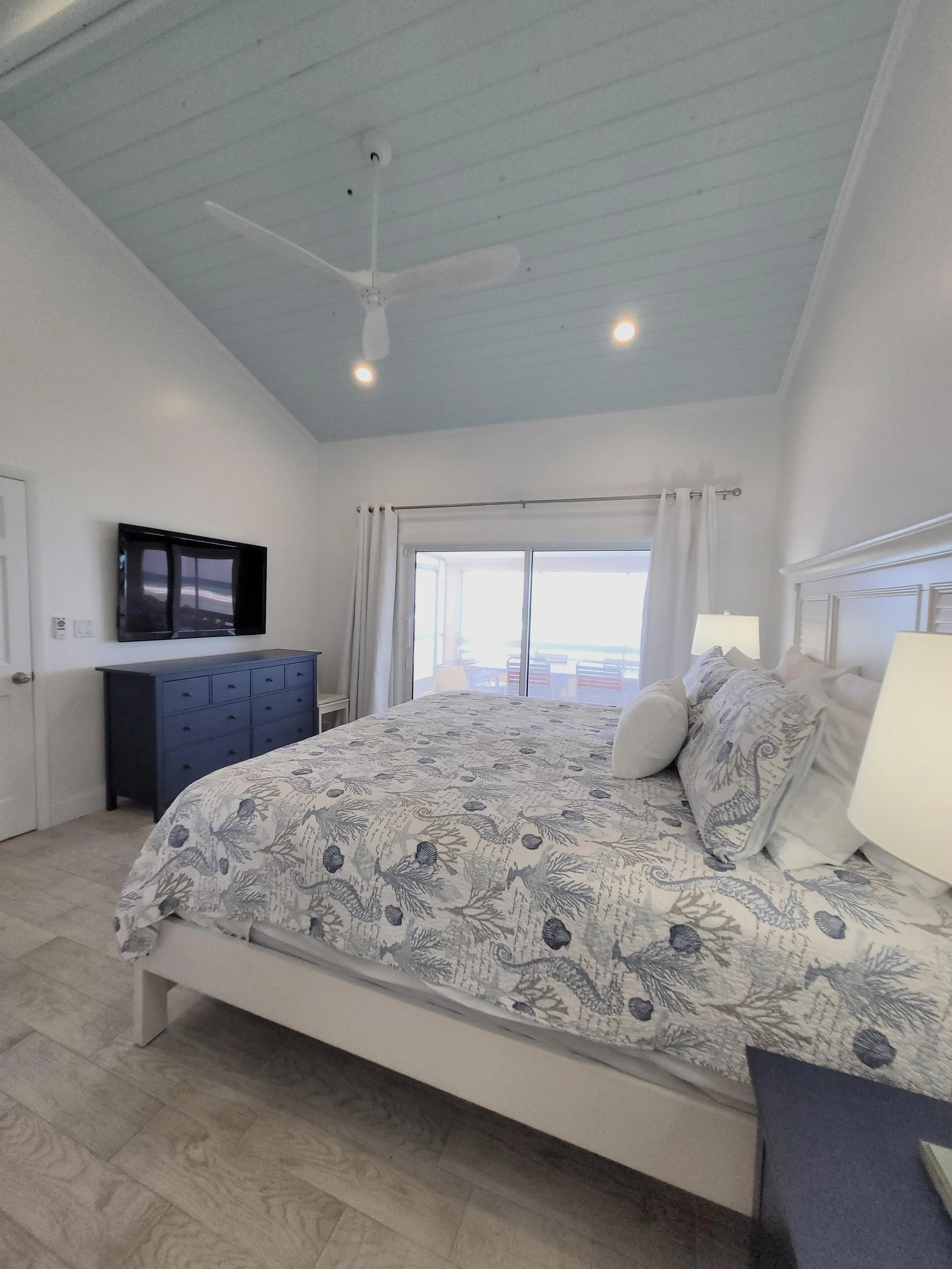  Master bedroom with sea views and access to the screened patio. Private bathroom. 