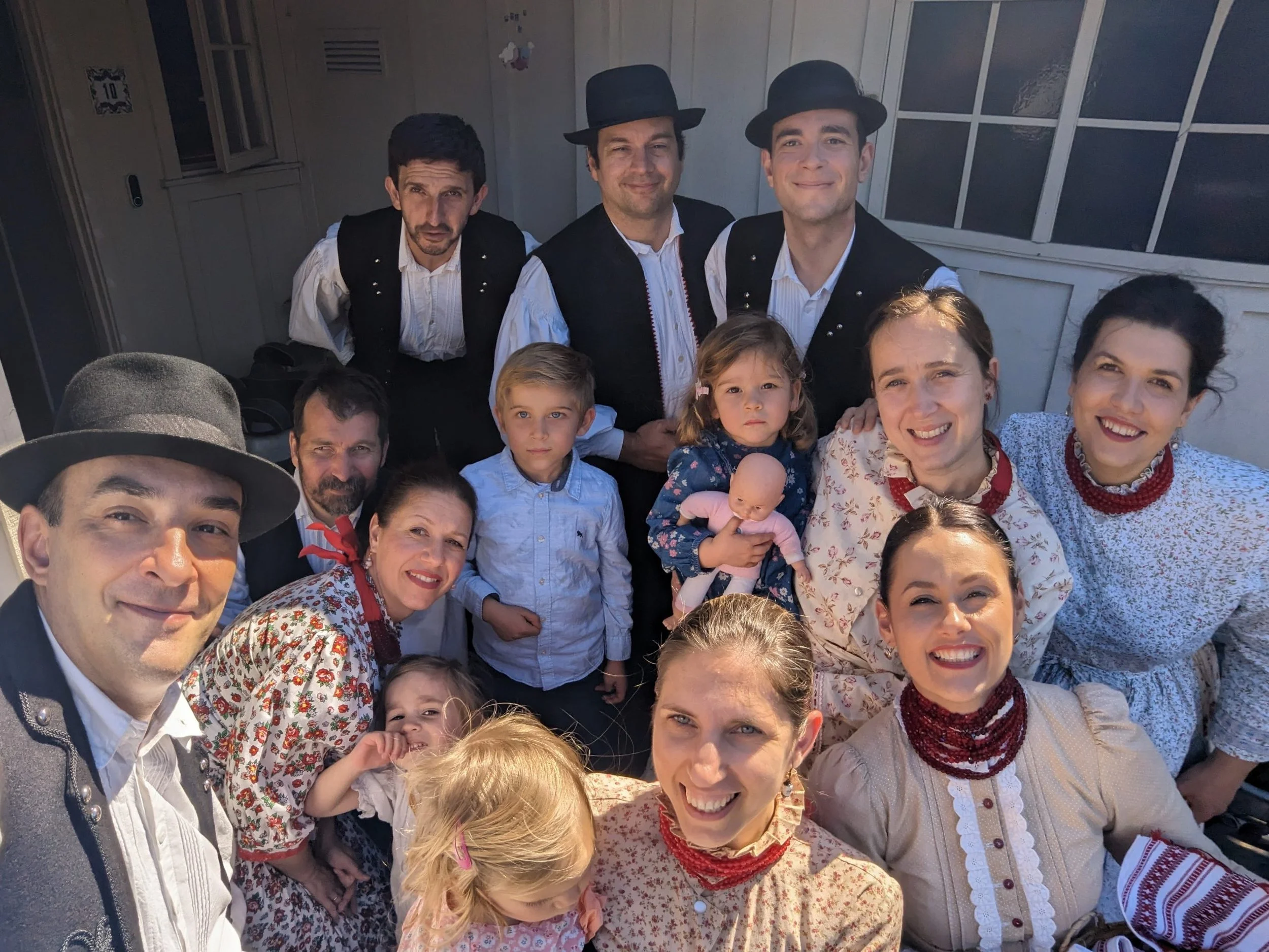 Hungarian Folk Dance with Eszterlánc