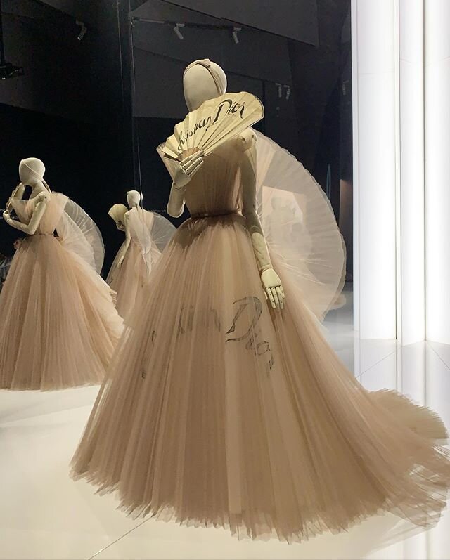 Forever dreaming of this @dior masterpiece I was so fortunate to see at the @vamuseum #dior #diorhautecouture #hautecouture #diordress #victoriaandalbertmuseum #diorfashion #fashion