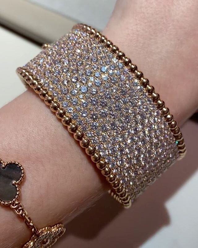 Endless sparkle with this fantastic diamond cuff bracelet from @vancleefarpels 💎✨ #vancleefarpel #vancleefarpels #vancleef #vancleefandarpels #vca #vcajewelry #vcabracelet #diamonds #diamondbracelet #diamondcuff #highjewelry #hautejoaillerie #diamon
