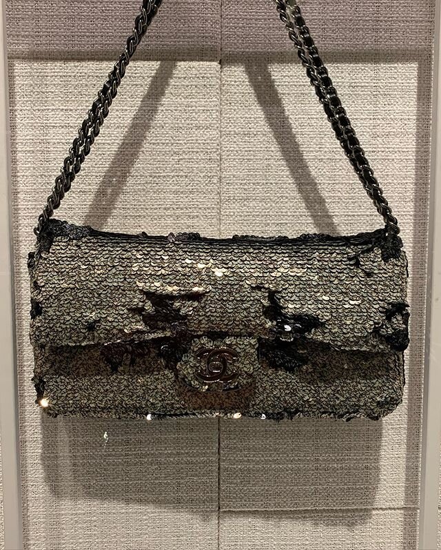 Love a good sequin bag, and this beauty by @chanelofficial is just the perfect size for evening! And can you see the tint double C&rsquo;s on every sequin? Just perfect 👌 #chanel #chanelbag #chanelhandbag #chanelcouture #chanelhautecouture #cc #hand