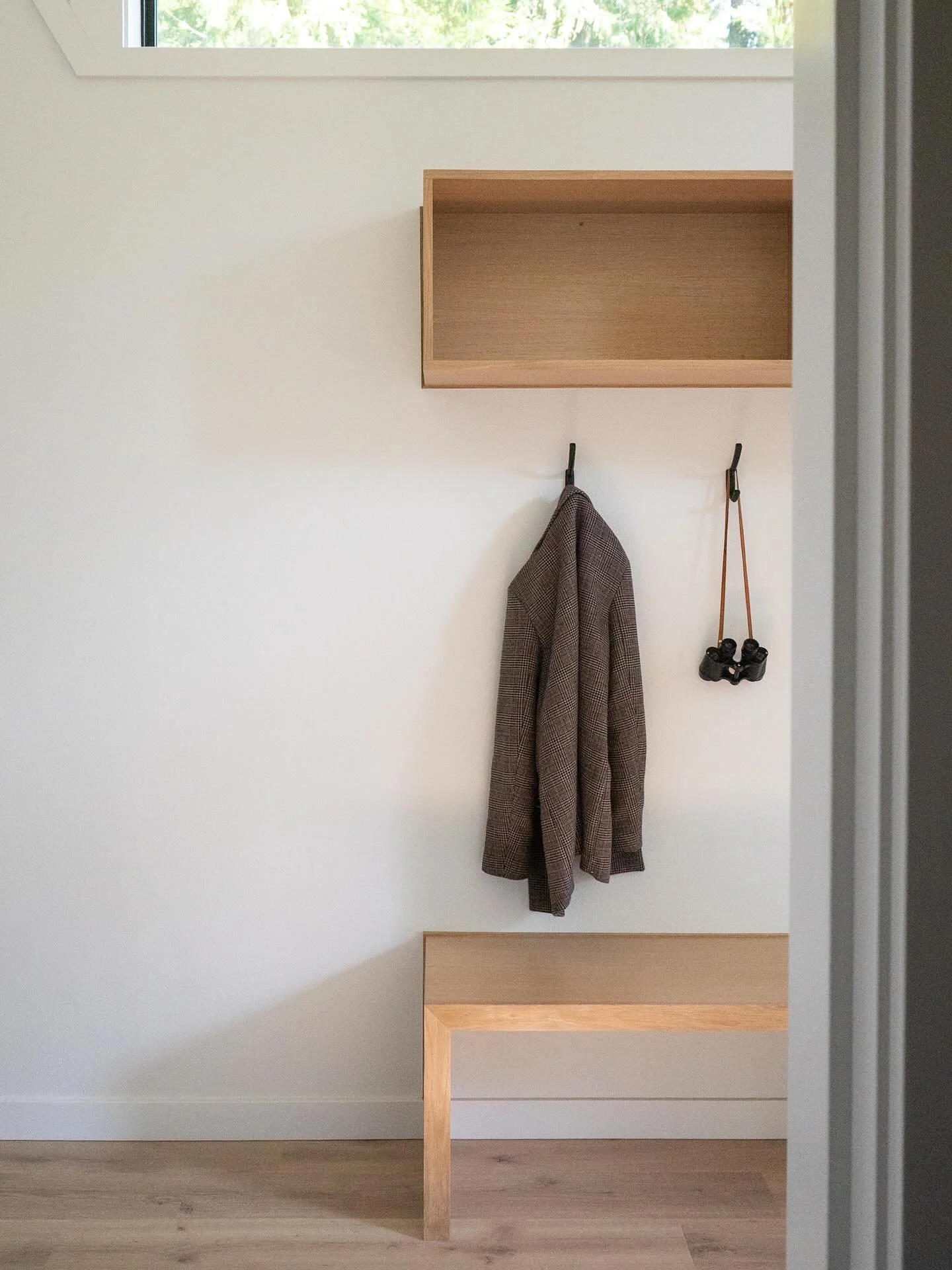 Tailored millwork and natural materials welcome you in🪾
A quiet corner or Rhododendron, Oregon.

@northswelldesignbuild 
@thesisstudiopdx
