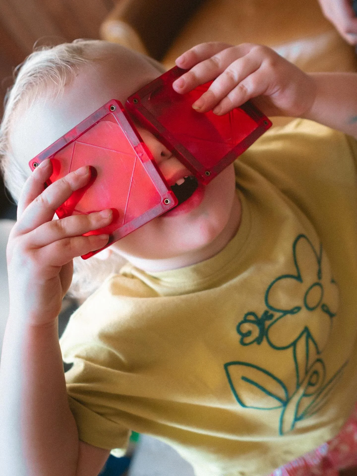 A daring fusion of primary hues and geometric eyewear |  Playtime Glamour 🟥