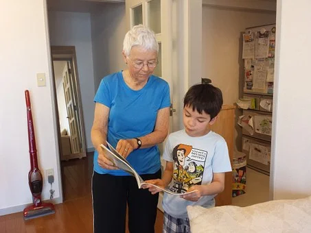 grandma-736004__340.jpg