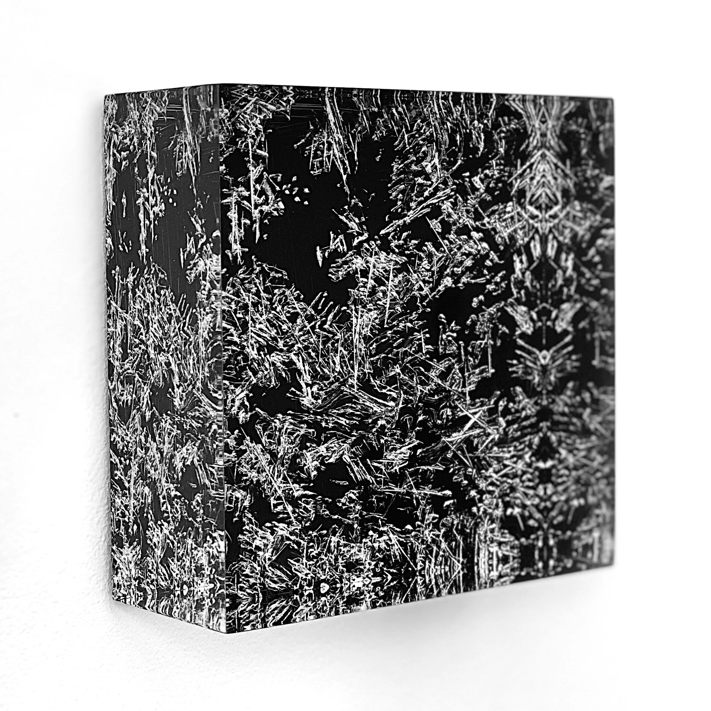 Vestigium Pulvis [b] / 2020 / etched acrylic, paint / 75 x 75 x 40mm