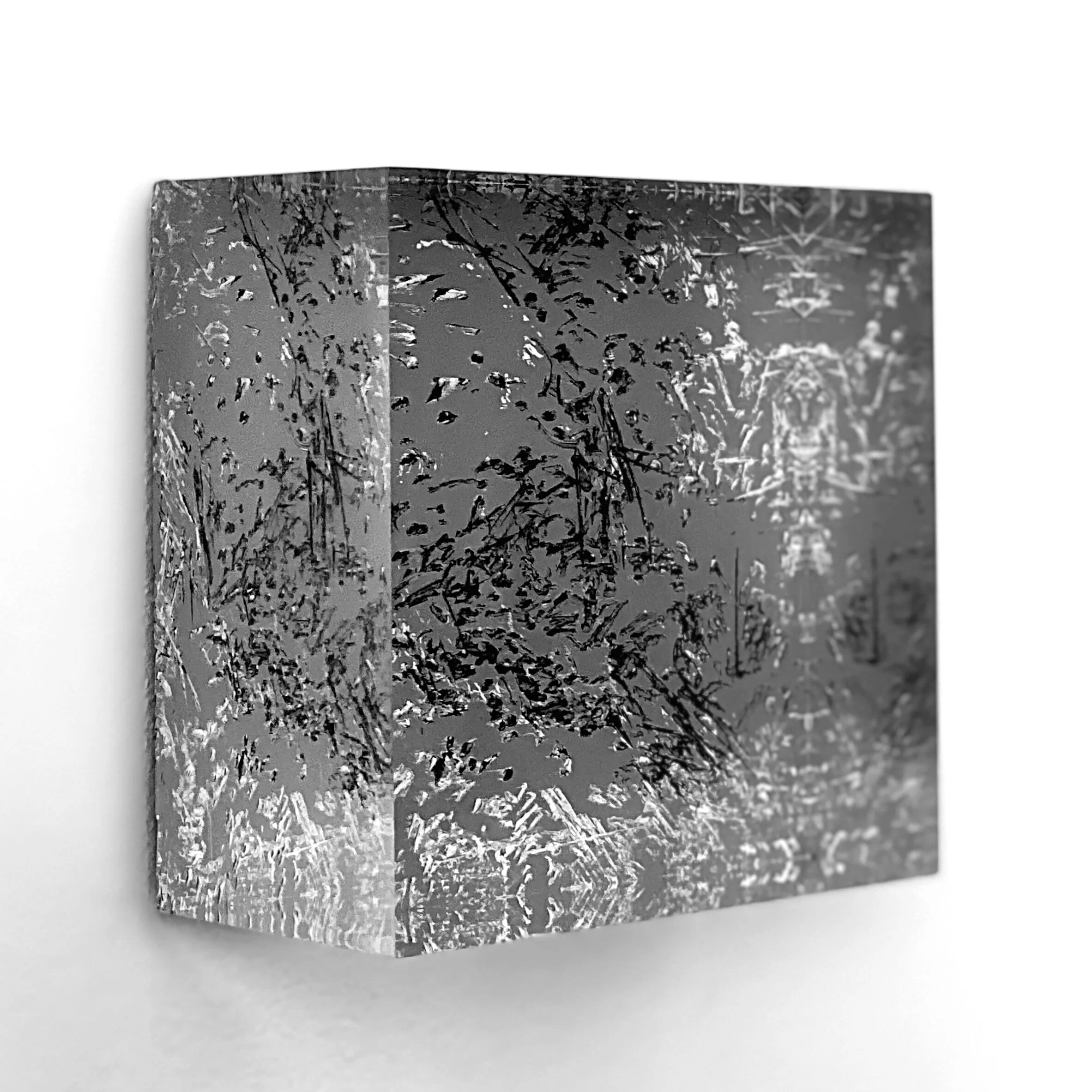 Vestigium Pulvis [g] / 2020 / etched acrylic, paint / 100 x 100 x 40mm