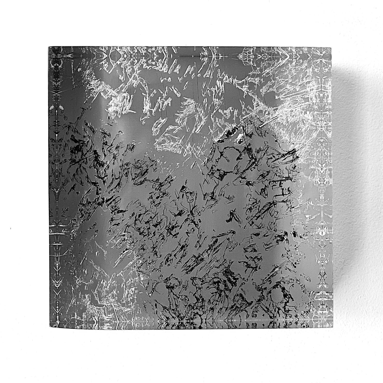 Vestigium Pulvis [g] / 2020 / etched acrylic, paint / 100 x 100 x 40mm