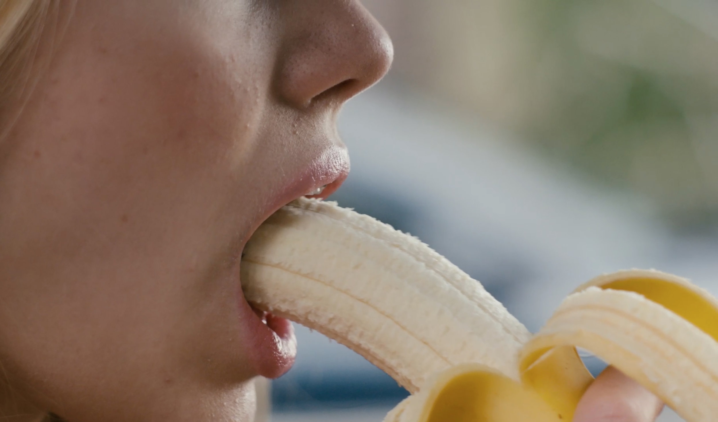 Взять врот. Девушка ест банан. Красивая девушка с бананом. Фотосессия с бананом. Девушка с бананом во рту.