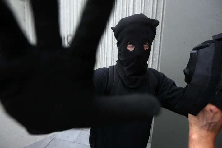 g20_protesters_try_to_blockphotographers.jpeg