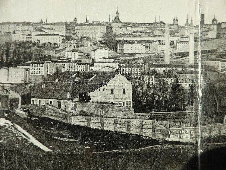 ÚLTIMA FOTOGRAFÍA DE LA QUINTA DEL SORDO (1907), EN EL CENTRO DE LA IMAGEN, RODEADA POR UN MURO. REPRODUCCIÓN DE UNA TARJETA POSTAL ANTIGUA DE MADRID. ES UN DETALLE DE UNA PANORÁMICA EN 3 PARTES, CON EL TÍTULO «200. VISTA GENERAL DE MADRID»