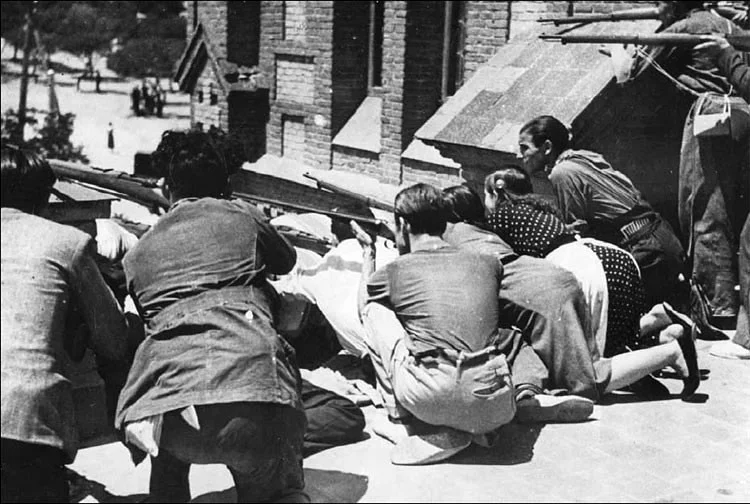 MILICIANOS/AS EN EL TEJADO DE LA IGLESIA SANTA CRISTINA (19 DE JULIO DE 1936). ARCHIVO CNT