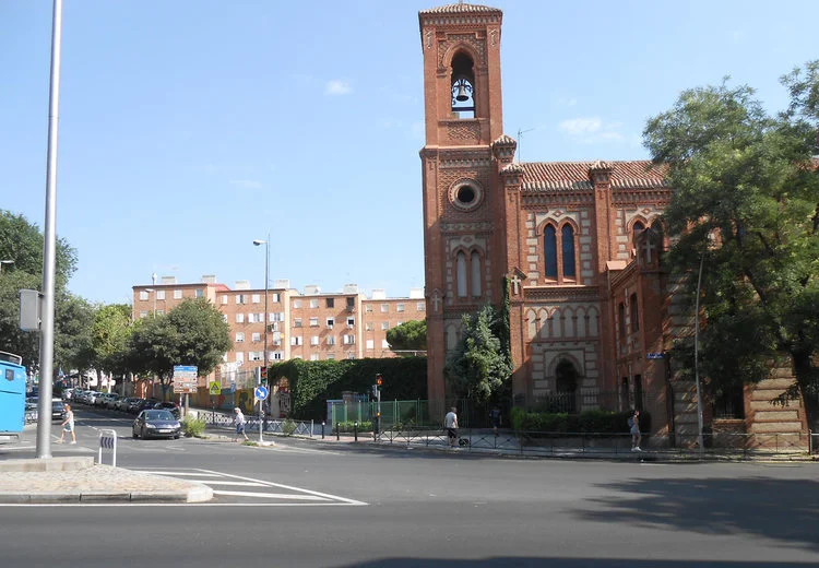 LOS MILICIANOS/AS ESTARÍAN EN EL TEJADO DE LA IGLESIA, JUSTO EN LA TERRAZA QUE OCULTA LA ARBOLEDA. FOTOGRAFÍA: EL AUTOR