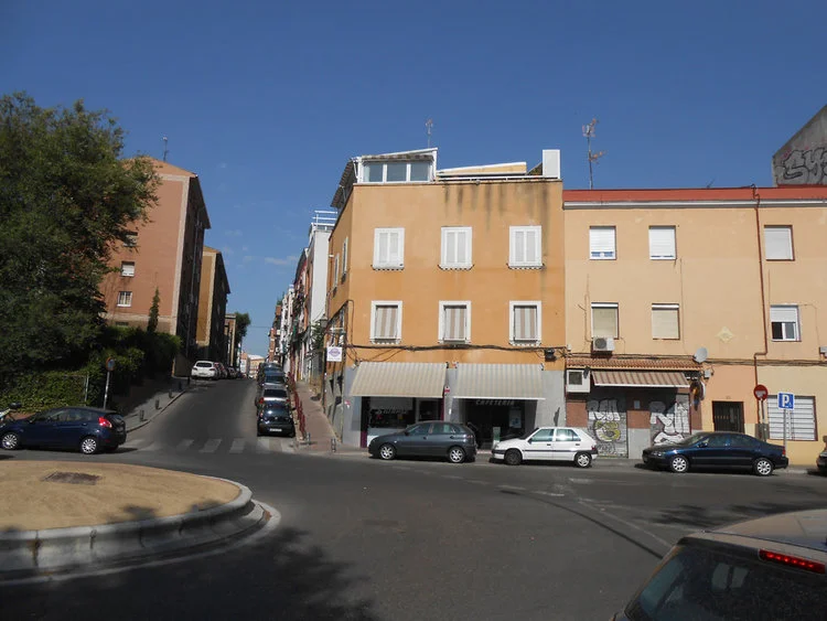 EN LA FACHADA DEL SEGUNDO EDIFICIO A LA DERECHA DE LA IMAGEN, ES DONDE ESTÁ COLGADA LA PLACA EN QUE SE DICE QUE «AQUÍ ESTABA LA QUINTA DEL SORDO». EN REALIDAD, PARA DAR CON SU UBICACIÓN EXACTA, DEBEMOS TOMAR LA PRIMERA CALLE A LA IZQUIERDA, JUAN TORNERO. LOS TERRENOS DE LA QUINTA ERAN LOS DE LA COLONIA OBRERA QUE SE VE A LA IZQUIERDA DE ESA EMPINADA CALLE. FOTOGRAFÍA: EL AUTOR