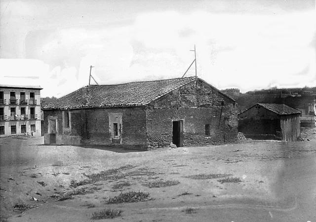 LO QUE QUEDABA DE LA QUINTA DEL SORDO EN 1924 (LA VOZ). A LA IZQUIERDA DE LA CASA, SE PUEDE VER UN EDIFICIO PERTENECIENTE A LA ACTUAL CALLE CARAMUEL, CONCRETAMENTE A SU NÚMERO 22, QUE CORRESPONDE AL DE LA IMAGEN DE ARRIBA. LA CASA DE GOYA ESTARÍA JUSTO FRENTE A ESTE, POR LA PARTE DE QUE A JUAN TORNERO Y NO A CARAMUEL (DONDE ACTUALMENTE TIENE SU ENTRADA)