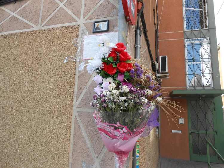 RAMO DE FLORES EN EL «ALTAR» IMPROVISADO DEDICADO AL NIÑO SÁEZ. FOTOGRAFÍA: EL AUTOR