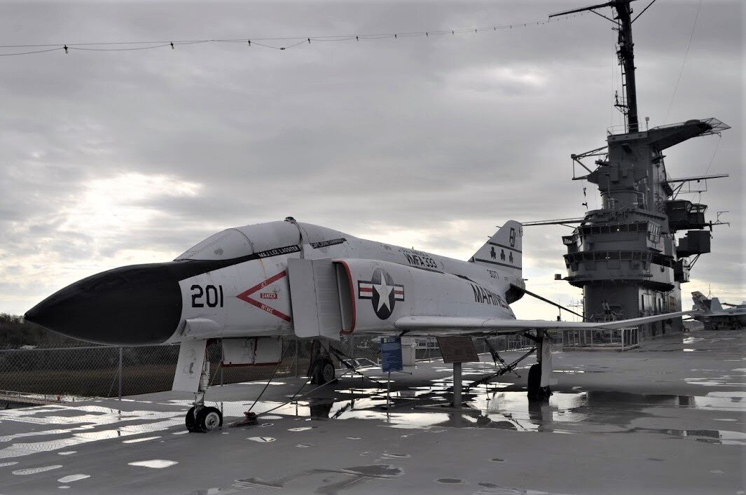 A United States Marine Corp. F-4 avion de chasse fantôme exposé à  l'électricité statique à bord de l'USS Yorktown au Musée naval et maritime  de Patriot point, SC, États-Unis Photo Stock 