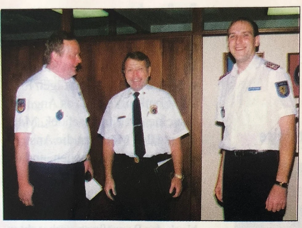 Vom Leiter der Feuerwehr von L.A., Chief Engineer und General Donald O. Manning (Mitte) , werden der stv. Amtsleiter von Leipzig Jürgen Reichardt (Links) und der stv. Stadtbrandmeister Matthias Dünkel empfangen.