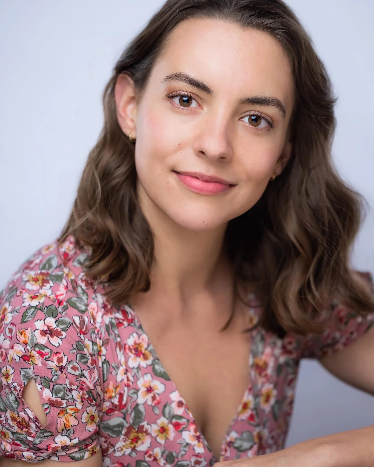 Hi here&rsquo;s another picture of my face ☺️
&bull;
📸 BK Rose Studio @bkrose.studio 
&bull;
&bull;
&bull;
ID: Jamie is wearing a pink floral top with her brown, wavy hair down. She has a slight smile. Periwinkle background.