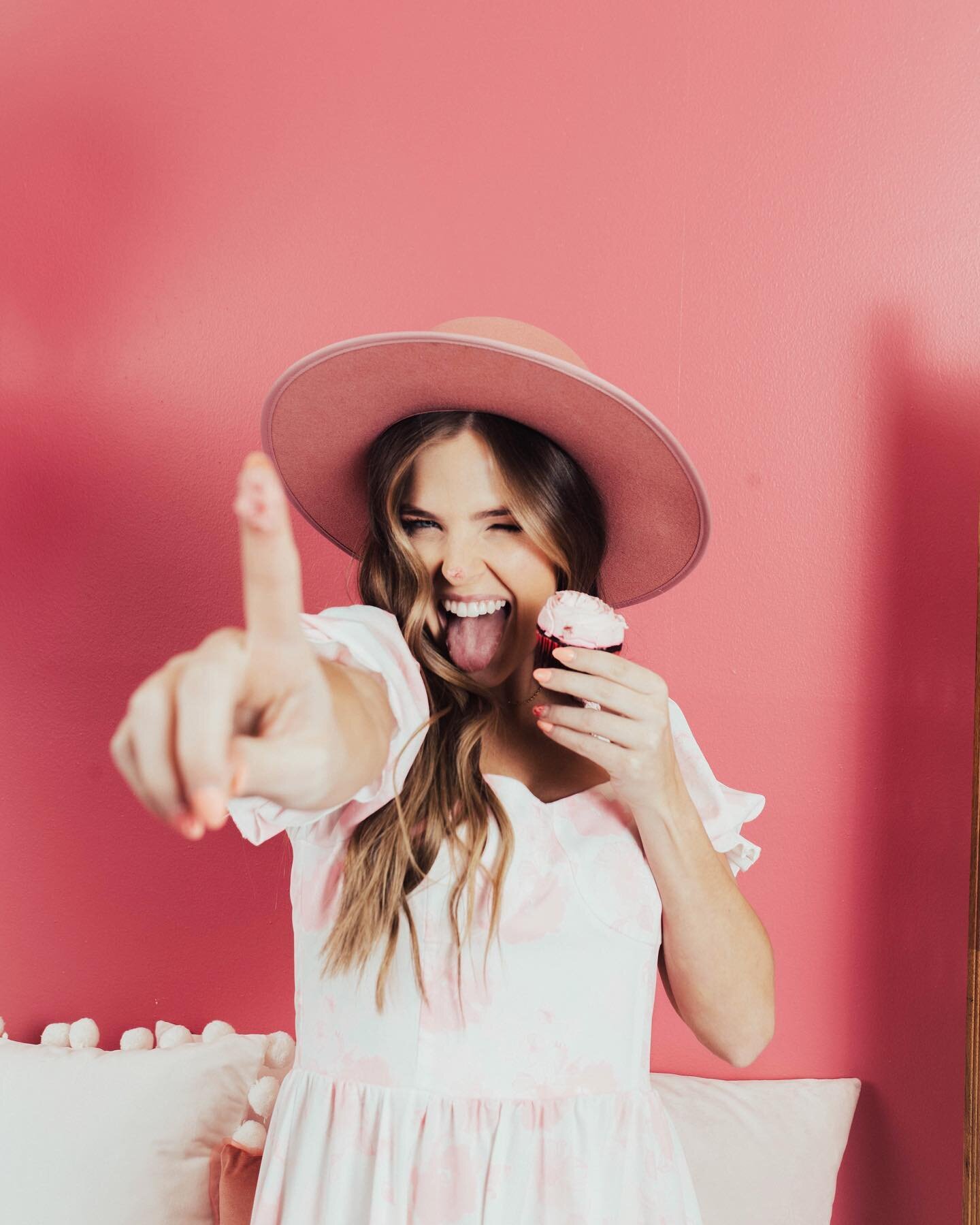 I like to have my cake &amp; eat it too 🌹
&bull;
&bull;
&bull;
&bull;
&bull;
&bull;
#wedding #weddings #arizona #arizonaweddings #az #azwedding #phoenix #phoenixwedding #phoenixweddings #weddingphotography #weddingphotographer #arizonaphotographer #