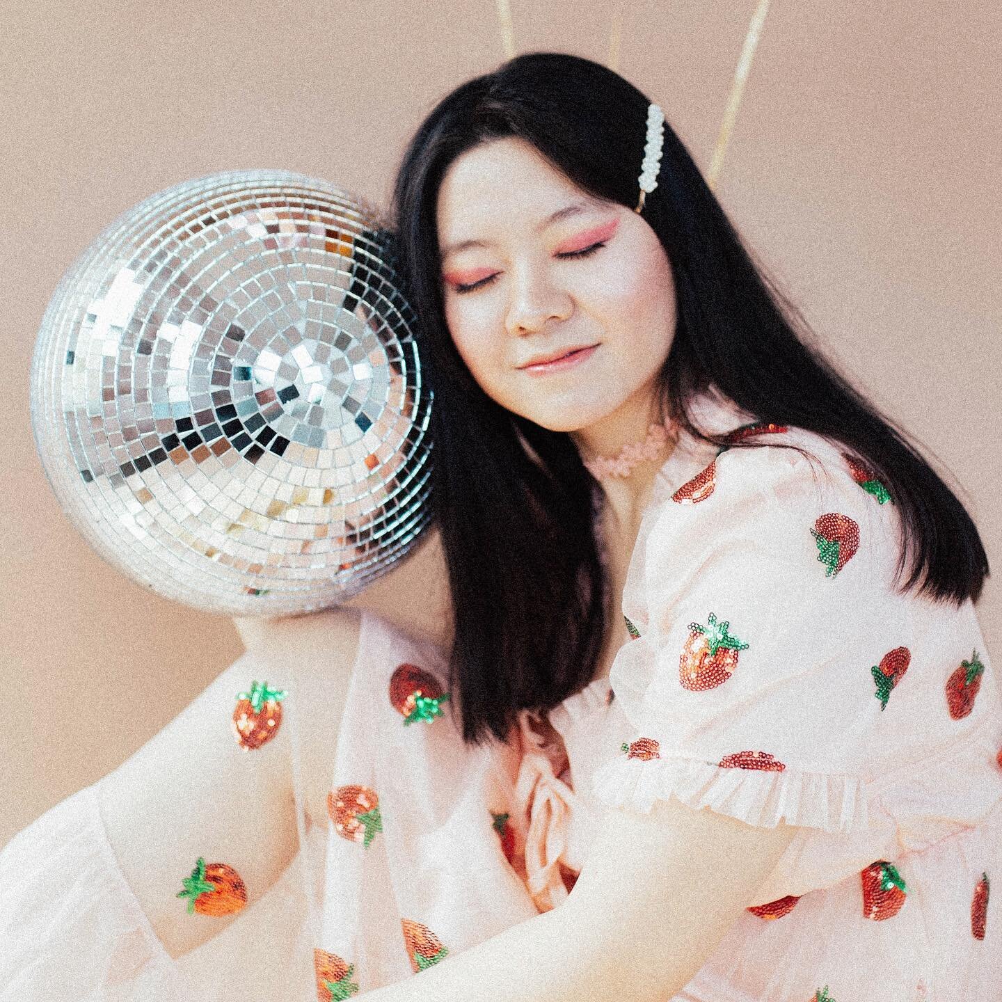 I will never get over the disco ball trend 🌐
&bull;
&bull;
&bull;
&bull;
&bull;
&bull;
#wedding #weddings #arizona #arizonaweddings #az #azwedding #phoenix #phoenixwedding #phoenixweddings #weddingphotography #weddingphotographer #arizonaphotographe