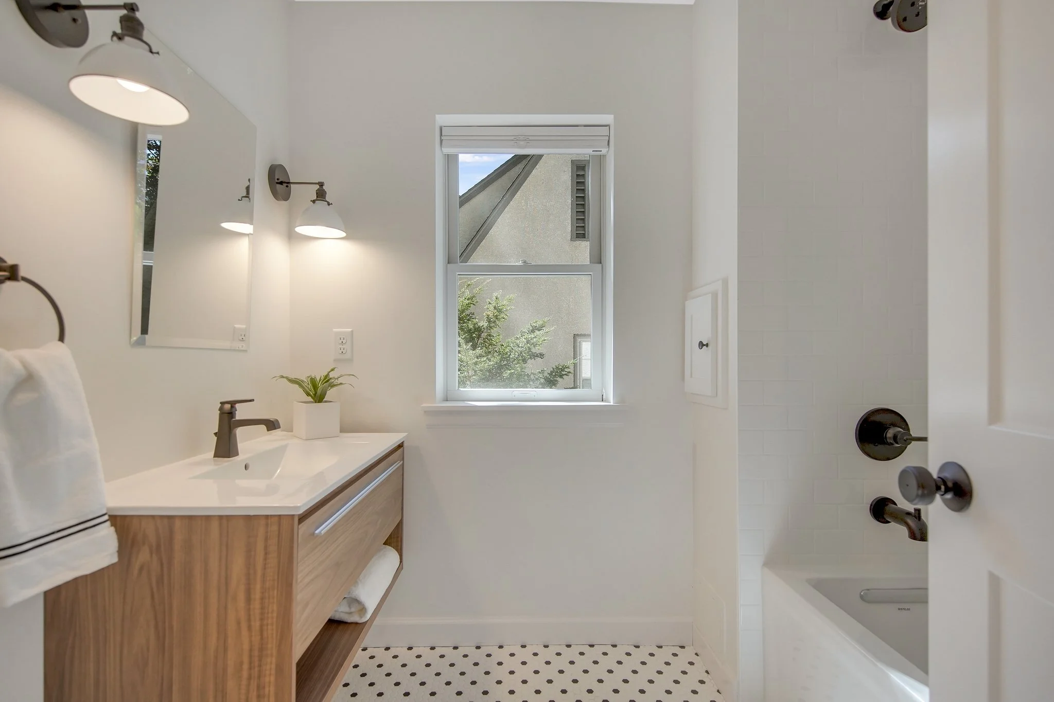 8-web-or-mls-4809 Knox Ave S-06.JPG