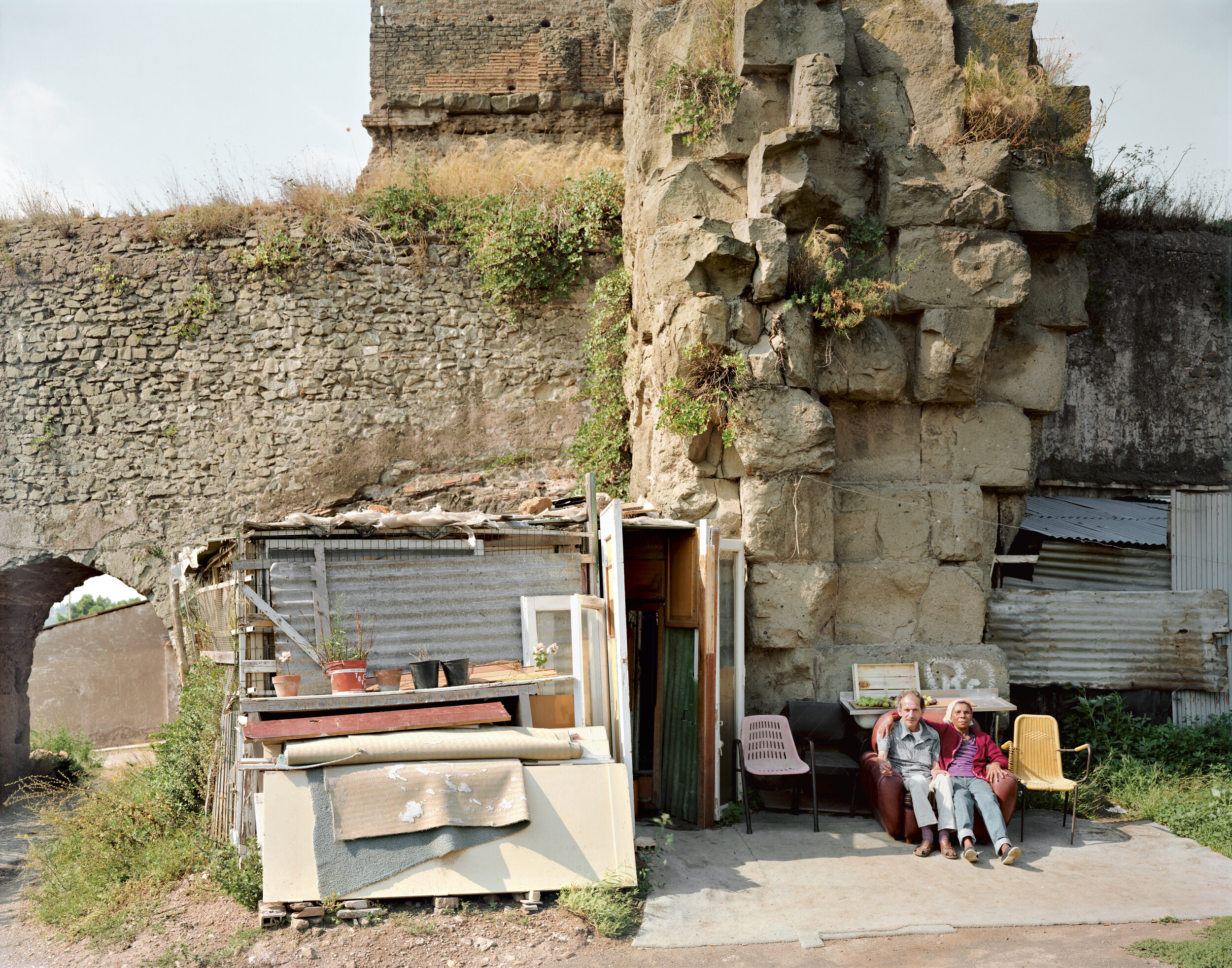 Two people living under the Claudian Aqueduct at the point where it intersects the Felice Aqueduct, Via dell’ Acquedotto Felice, Rome, August 1990