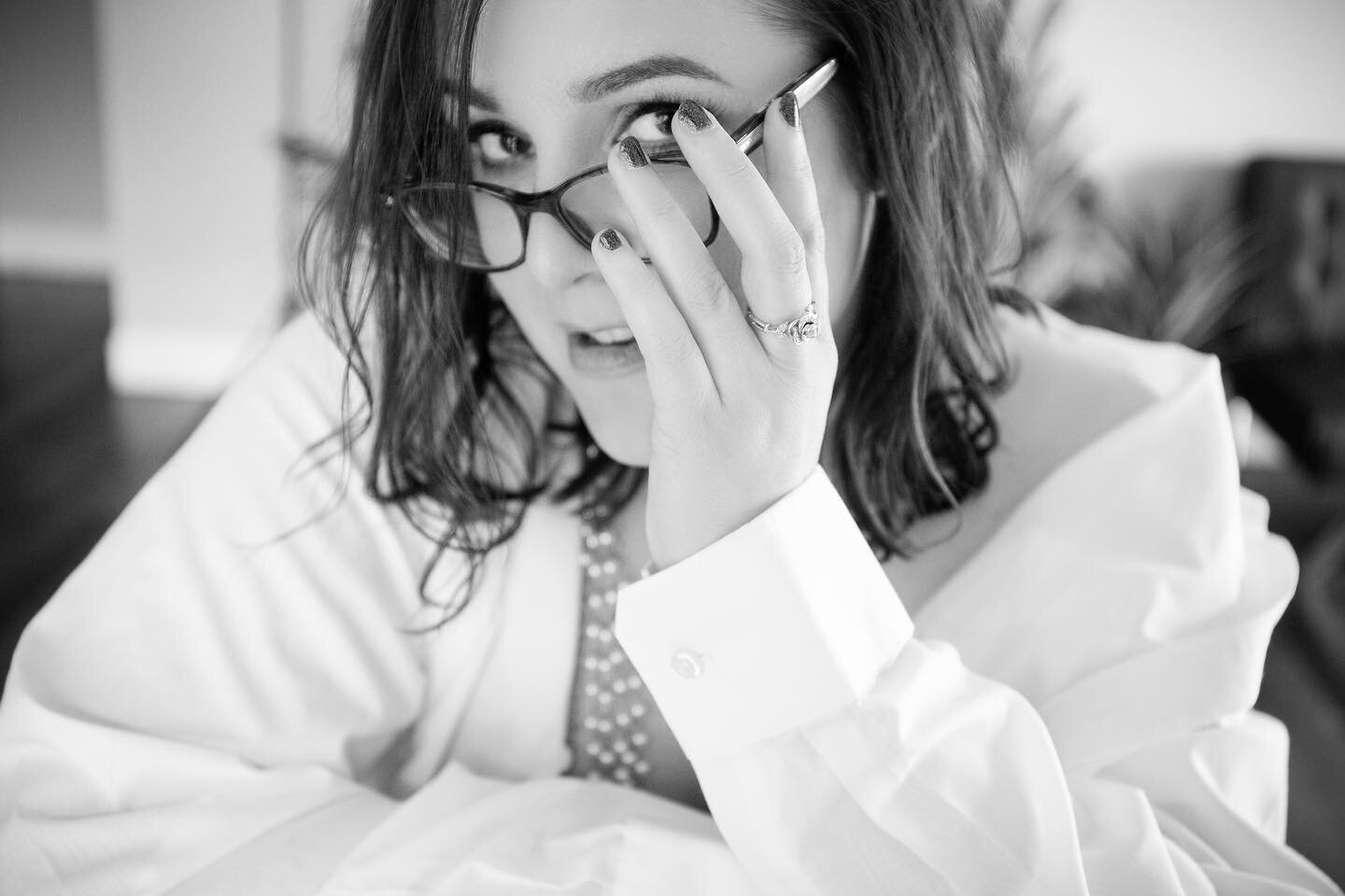 Just bring the glasses. Bring the books. I know you are thinking how will that work? What will that look like? Trust me glasses and books always make the boudoir session even more fun and playful 🔥🔥✅✅