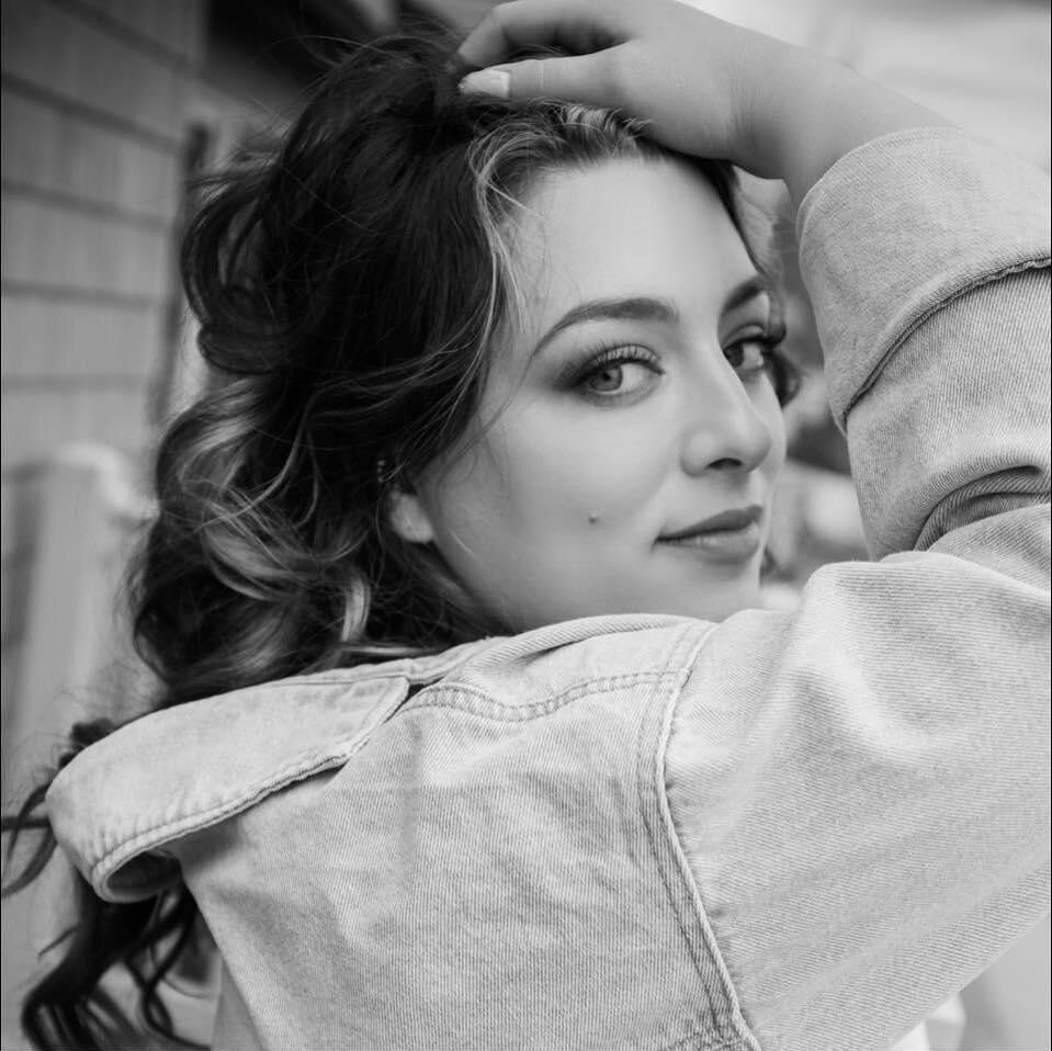 💁&zwj;♀️ Hey hun! looking for a boudoir photographer who understands that boudoir photography isn&rsquo;t just about showing skin? 

My boudoir sessions are all about capturing your vulnerability and celebrating the power of self-perception. And gue