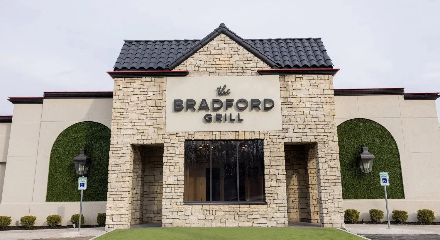  The Bradford Grill is a polished American restaurant in Tulsa, Oklahoma specializing in familiar dishes and cocktails lovingly crafted to perfection. 
