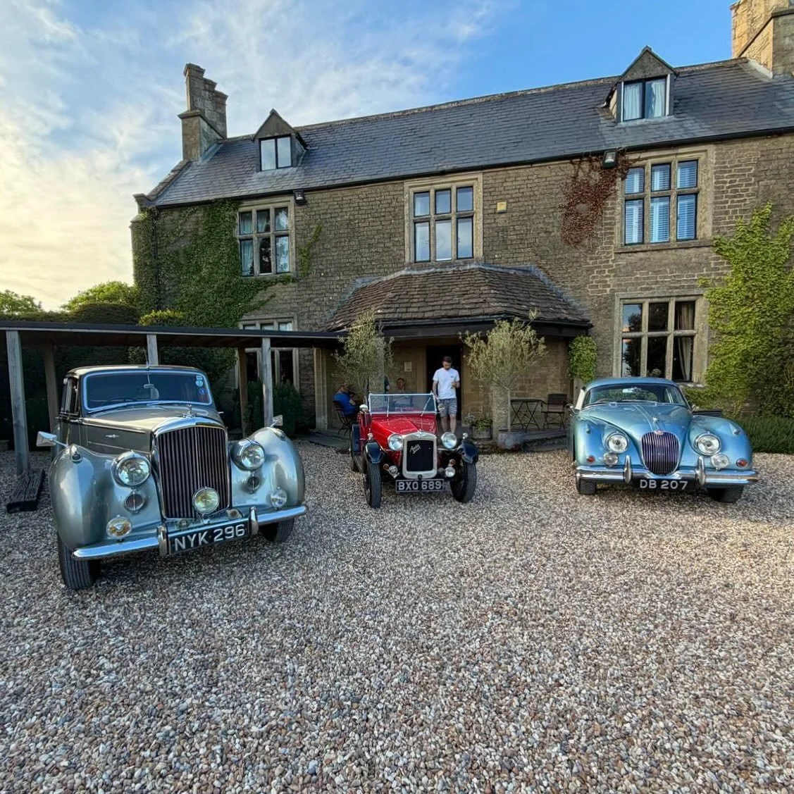 Motors at the Manor May ☀️🛞🍻

Join us tomorrow 6pm-dusk

🍺 Plenty of drink options
🍽️ Delicious food available

Can&rsquo;t make it? Join us next month, every last Thursday of the month 👌

#motorsatthemanor #stantonmanorhotel #classiccars #wilts