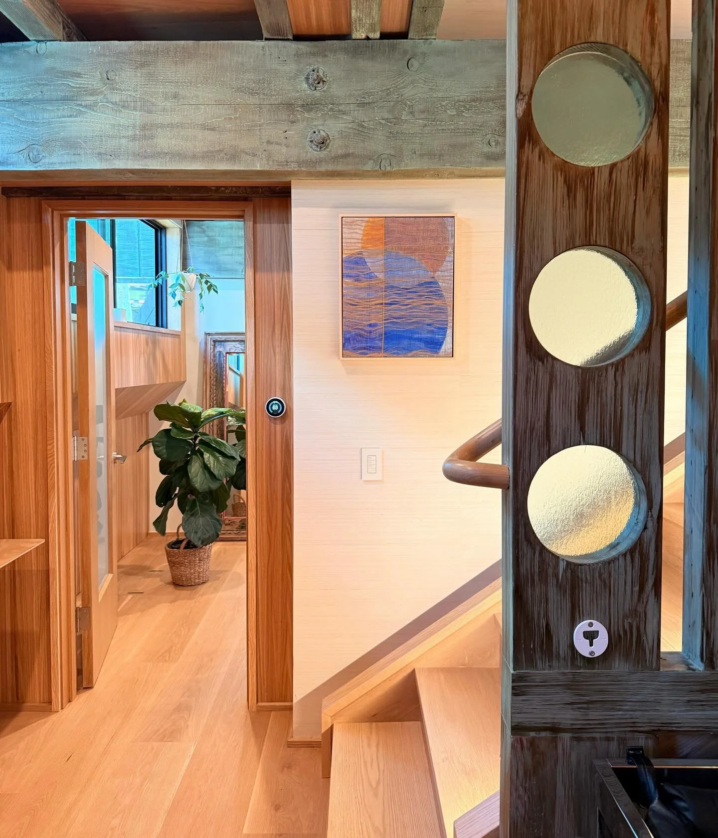 Sometimes all it takes is an single intentional pop of color to activate a space.

#textileart #handwoven #modernart #interiordesign #interiordesigndecor #bayareaartist