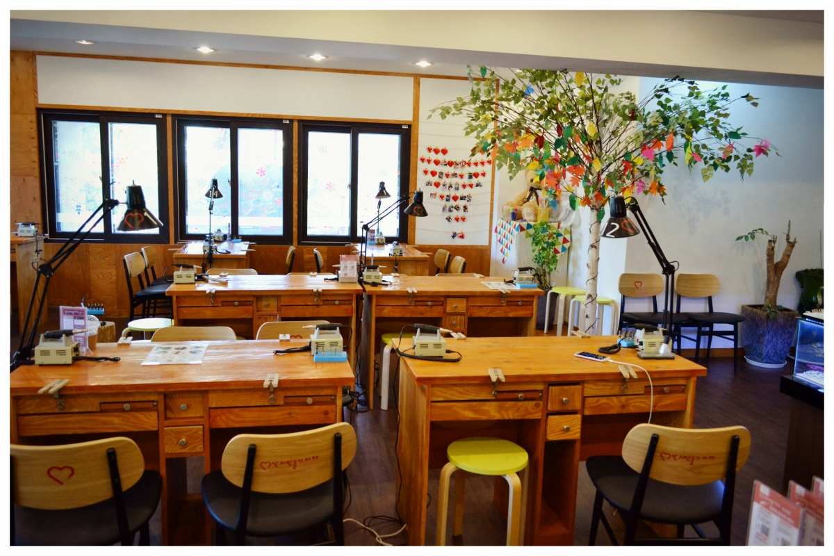ring making cafe.jpg