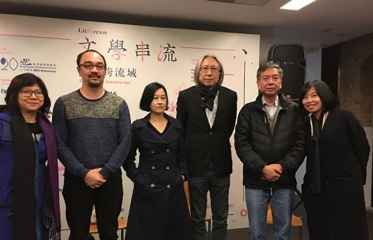 放影會上,陳冠中與一眾嘉賓合影。