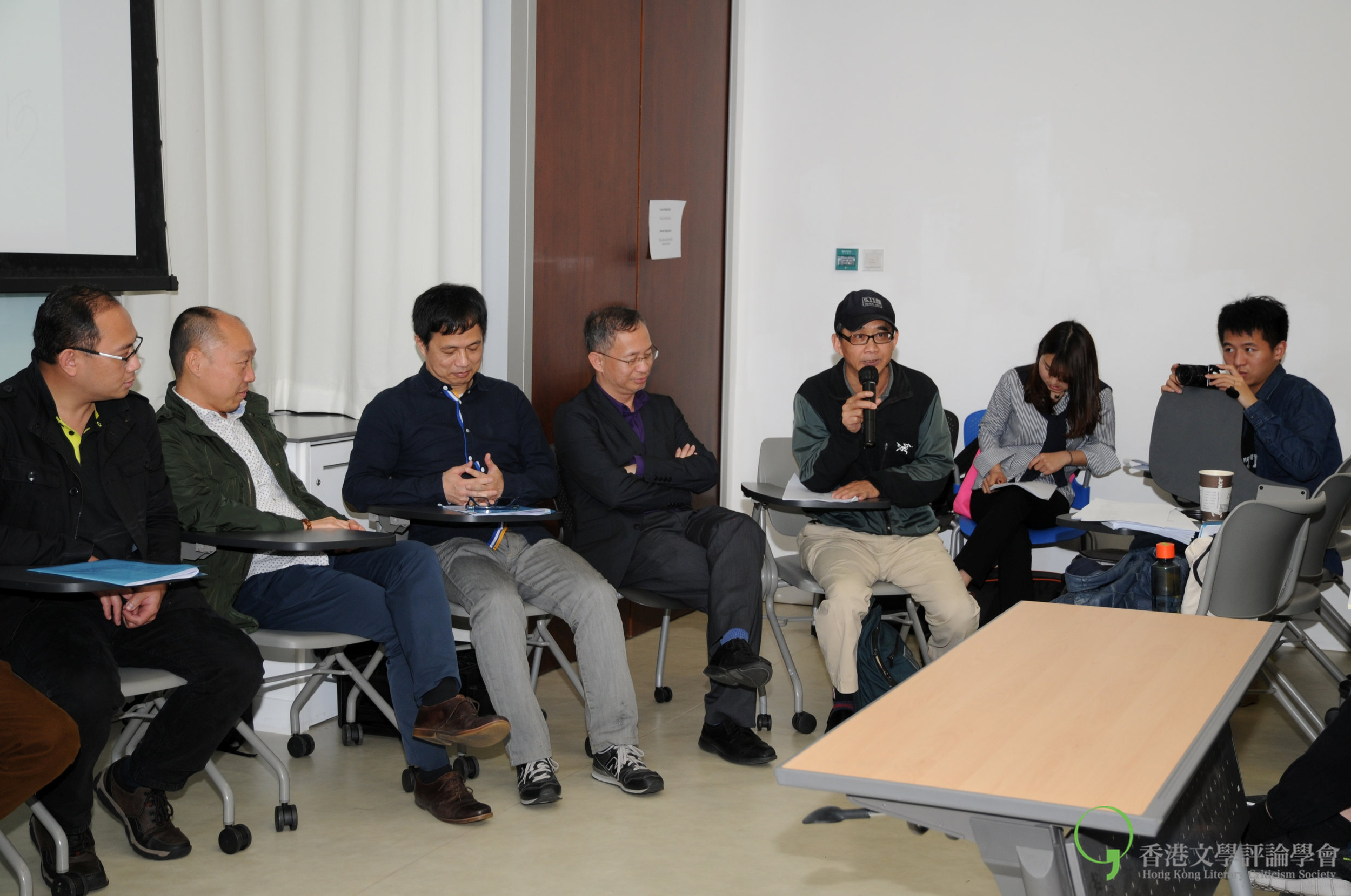 飲江從詩人的「虛名」談到一起趁「詩」墟。圖右角二人為南京大學八城作家拍攝隊。