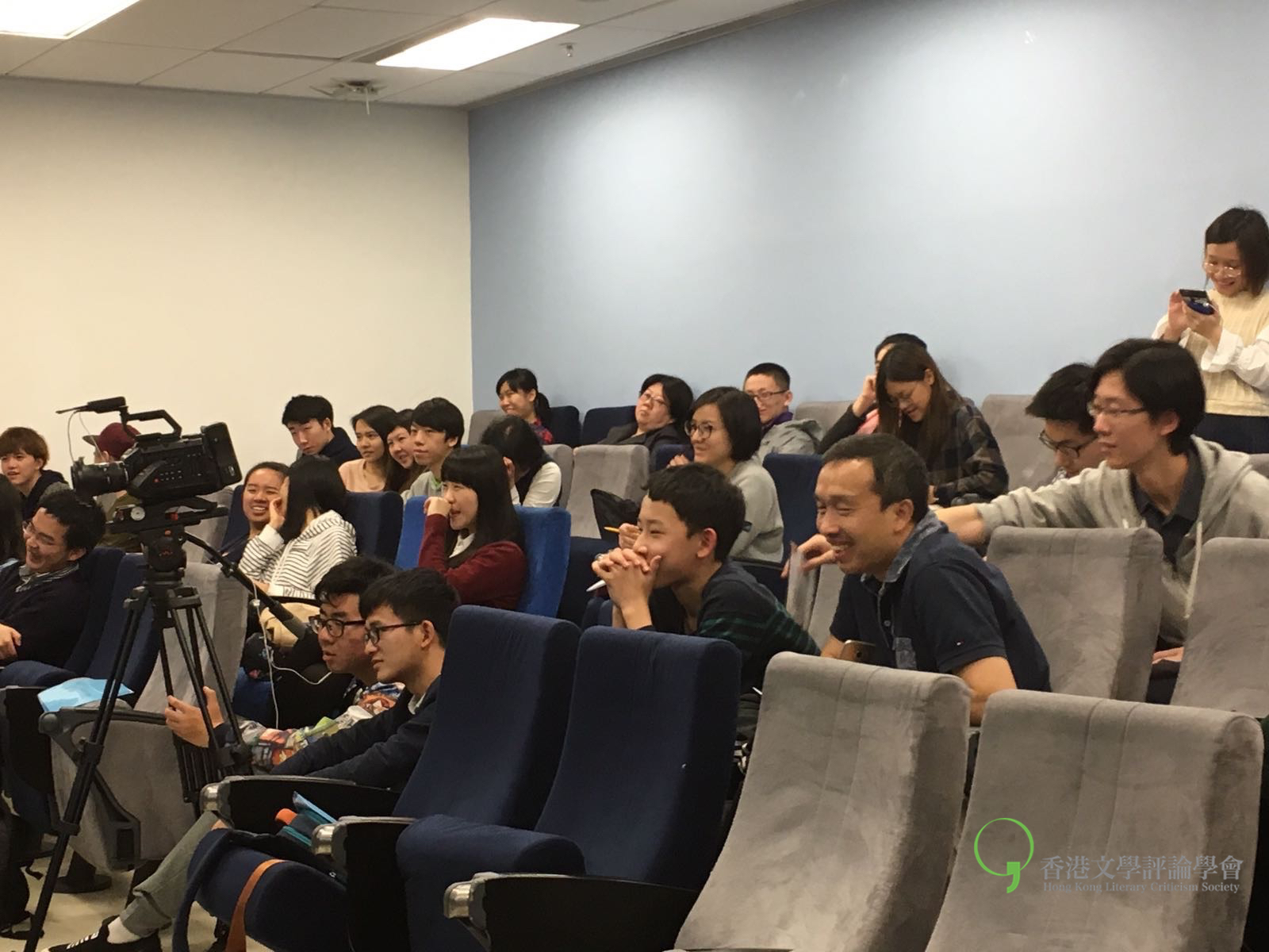 歐陽江河說中文被宣傳語言說爛了,從黨主席到農民說的話竟然一模一樣。引得哄堂大笑。
