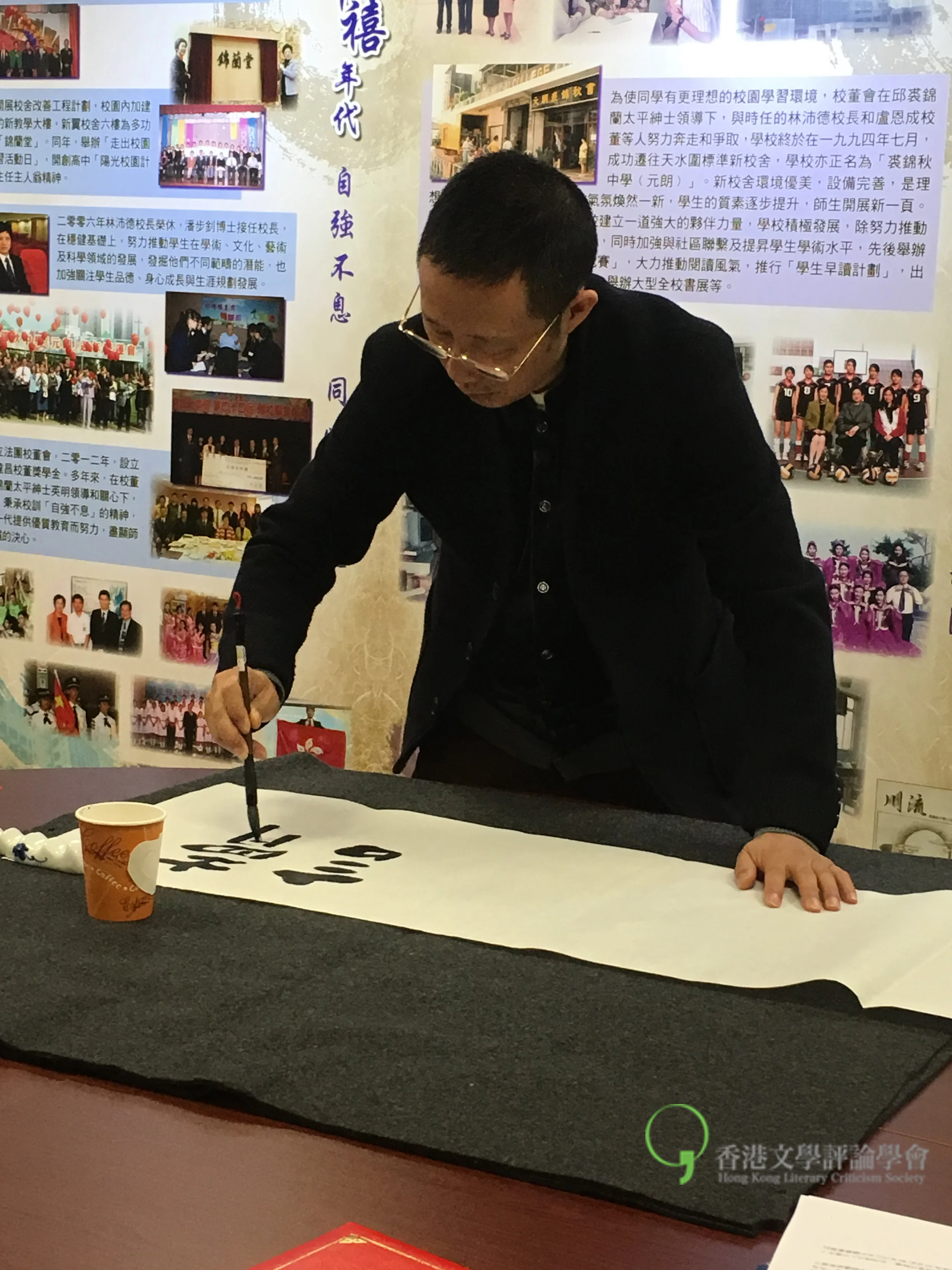 歐陽江河也寫書法。