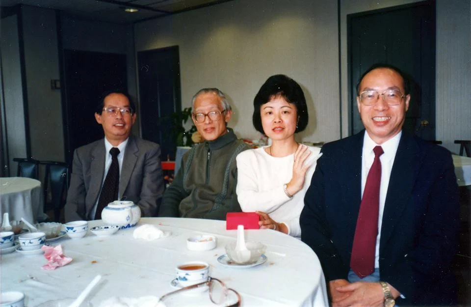 陳炳良教授與 余光中教授、 鍾玲老師及 何沛雄老師在港大合影 圖片來源: 楊永安主編:《足跡—香港大學中文學院九十年》,香港:中華書局(香港)有限公司,2017年,頁163。