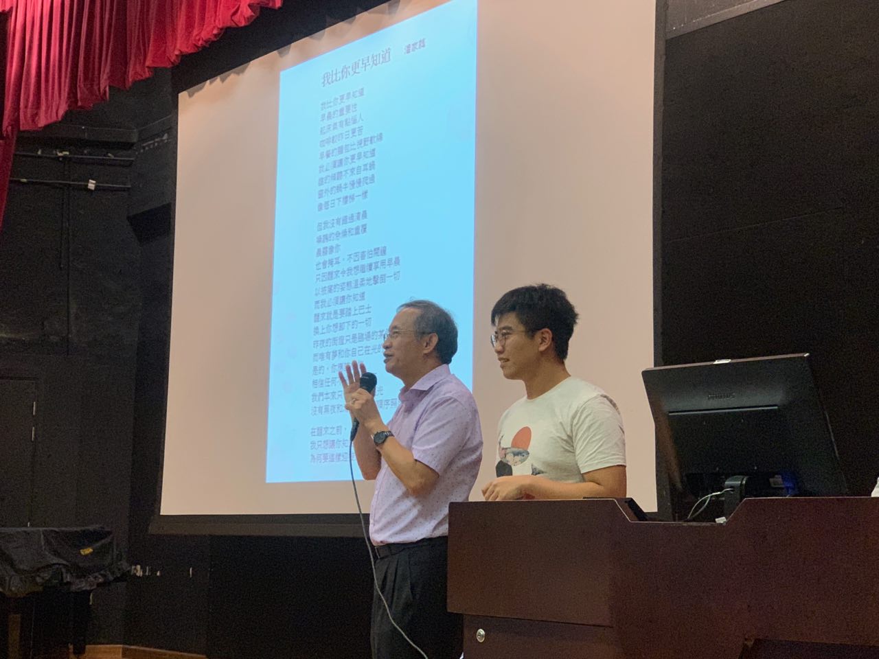 年輕詩人潘家蕤誦畢作品〈我比你更早知道〉後,王良和隨即邀請大家一同朗誦該詩