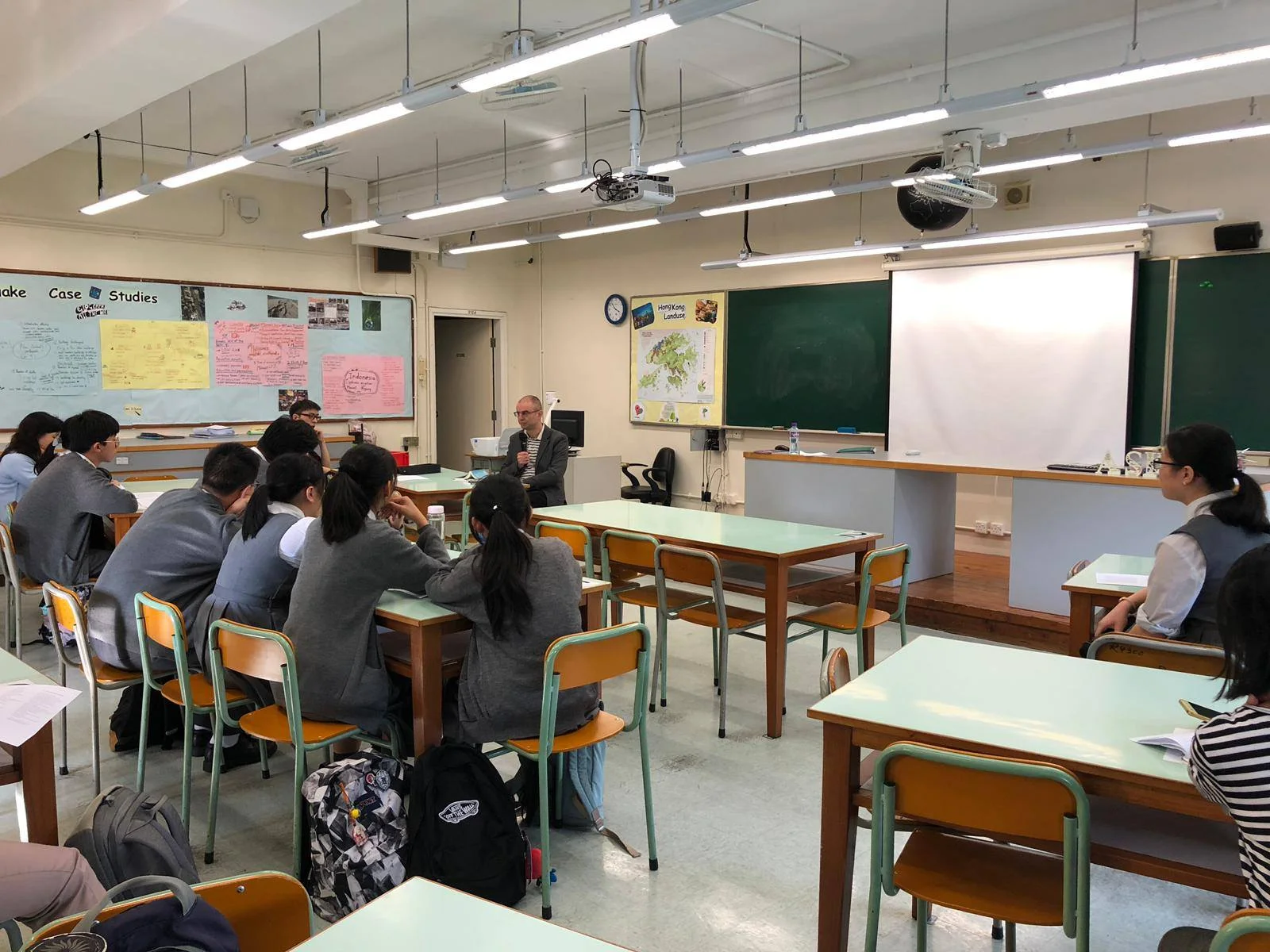 馬其頓詩人到校與學生對話。