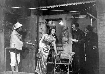由夏衍撰寫劇本的《上海屋簷下》劇照