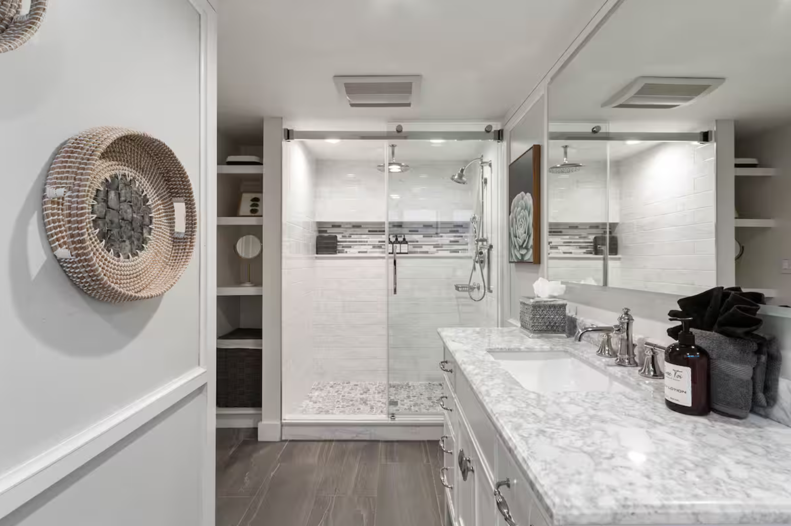 bedroom 4 - queen en suite bathroom.png