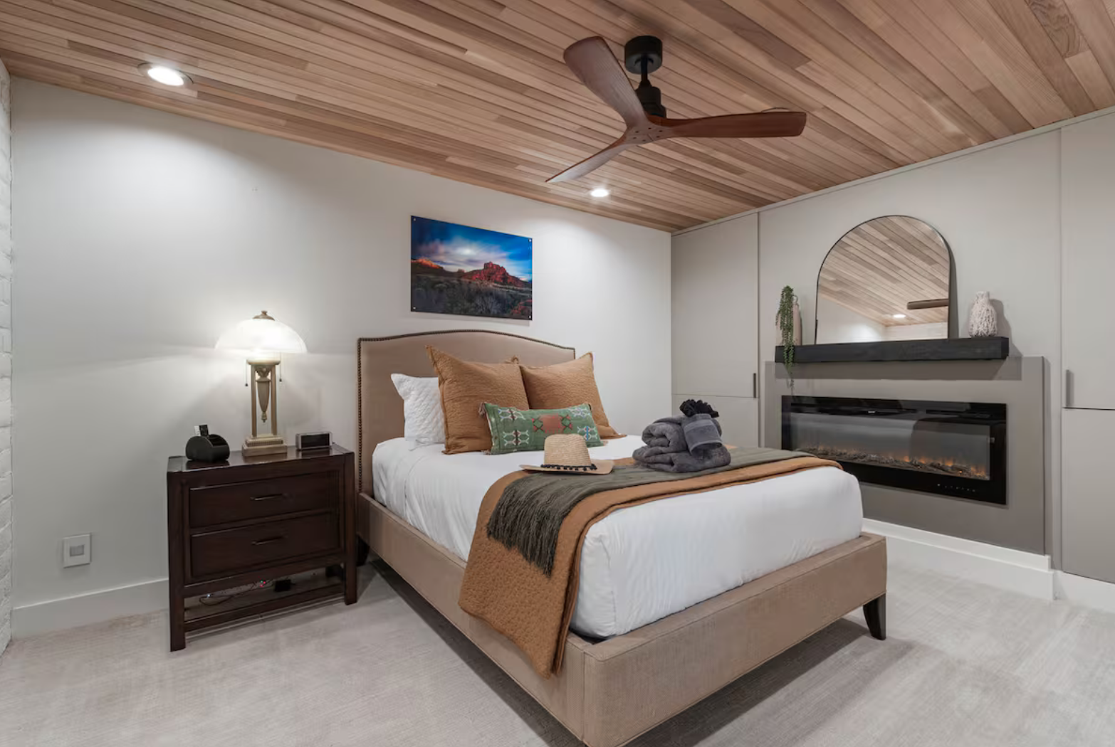 bedroom 4 - queen with en suite bathroom.png