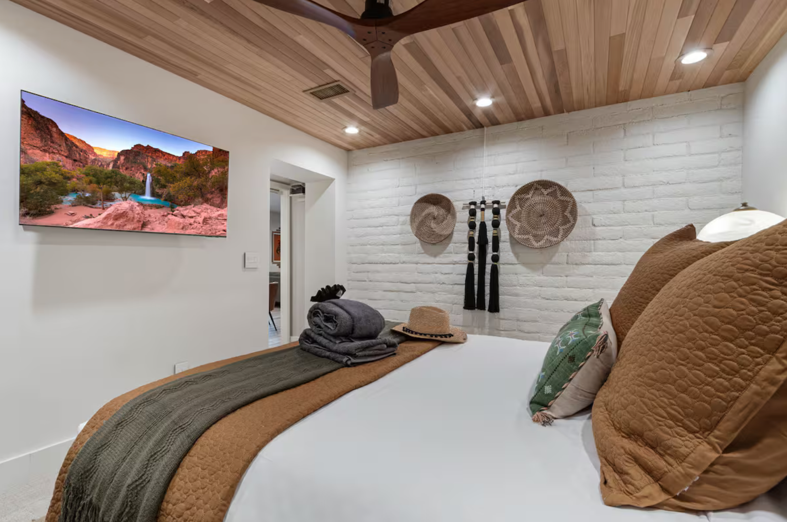 bedroom 4 - queen with en suite bathroom 2.png