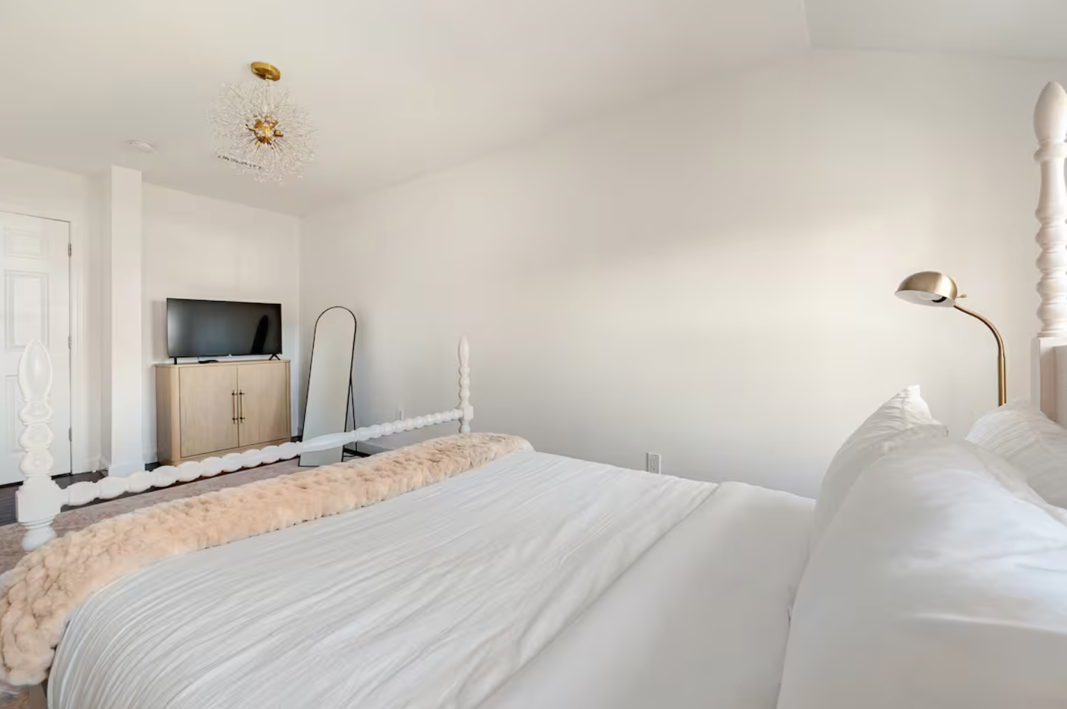 Garden Queen Bedroom 2.png