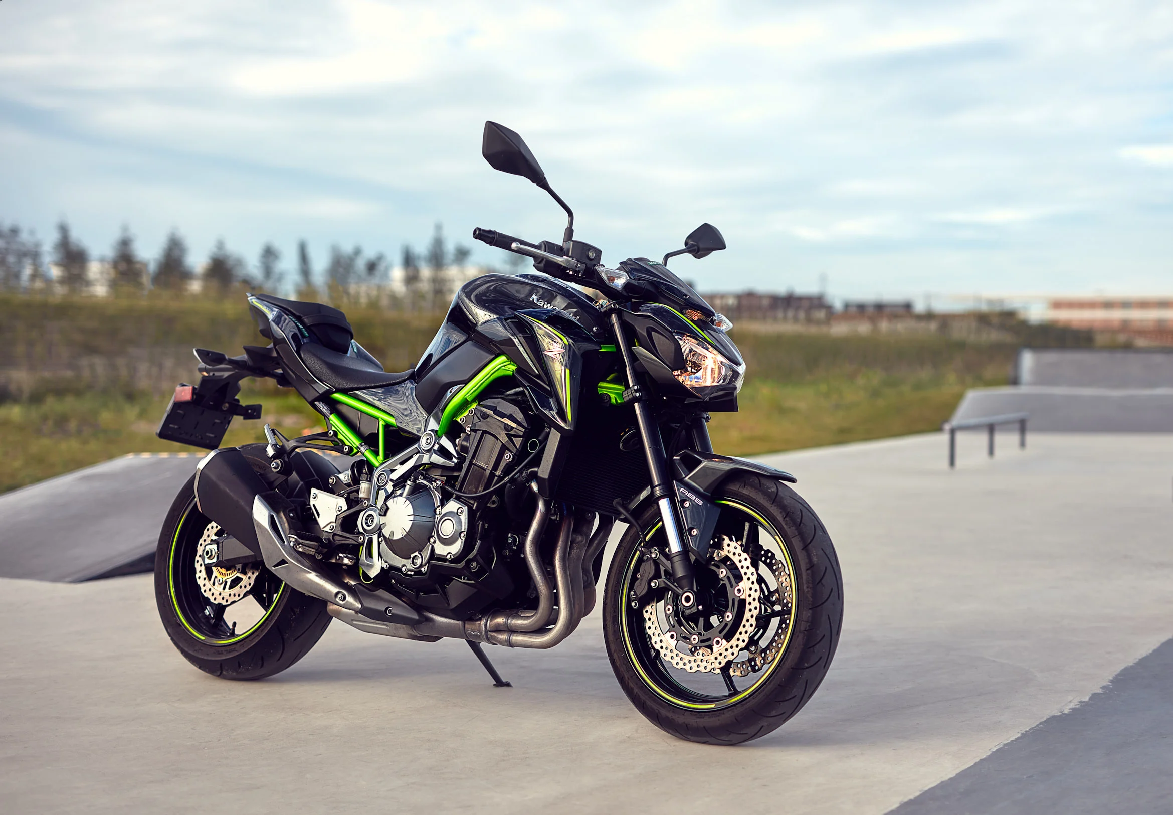 z900_4.jpg