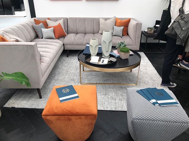 Loving this colour combo and setup 👌🏼
&bull;
&bull;
&bull;
#decorex #show #interiorshow #design #designer #interiordesign #interior #setup #colour #colourpop #orange #blue #texture #pattern #lounge #sittingroom #stunning #elegant #showhome #hampste