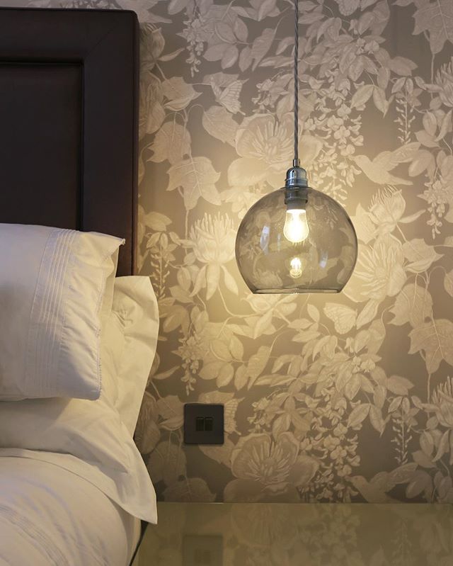 The weekends over π whose excited for this next week?
•
•
•
#weekend #sunday #sundayfunday #bedday #light #pendant #bed #interior #design #headboard #wallpaper #styledbyus #instastyle #instainteriors #lightswitch #details #luxury #ele