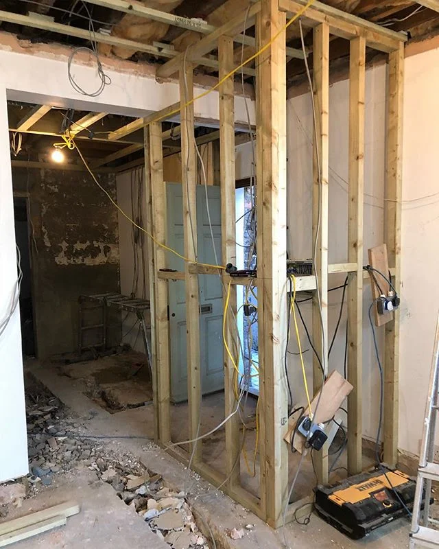 Progress 🔨🔩🔧👷🏼&zwj;♀️👷🏼&zwj;♂️
&bull;
&bull;
&bull;
#progress #progression #construction #belsizepark #london #hampstead #primrosehill #interior #design #hardatwork #beforeandafter #interdesign #instainteriors #layout #positioning #site #team 