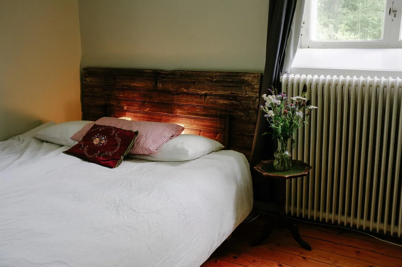 Baggå skola has some basic rooms with has a lot of character. Each room is different, so are all cups and plates in the café. Amy and Thomas runs this place and our guests love them.